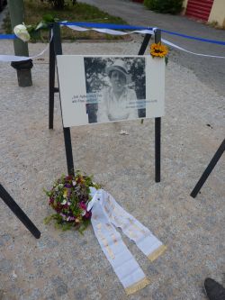 Gedenkort Hilde Radusch mit Kranz vom Spinnboden zur Einweihung