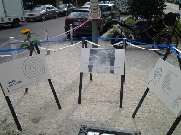 Gesamtansicht des Gedenkortes Hilde Radusch zur Einweihungsfeier